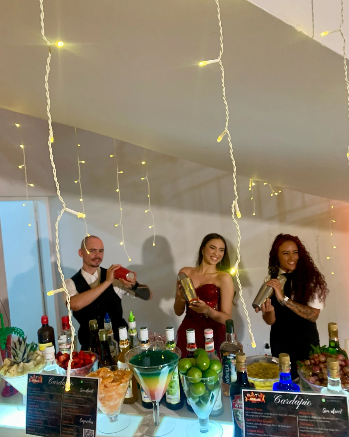 Equipe de bartenders da Showtime Cocktails preparando drinks no bar montado